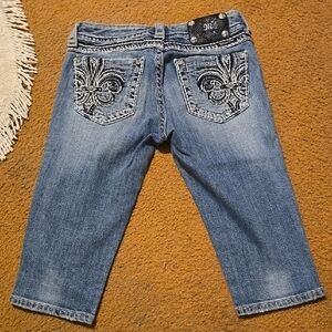 Light Blue Ankle Cropped Jeans with Floral Embellishments